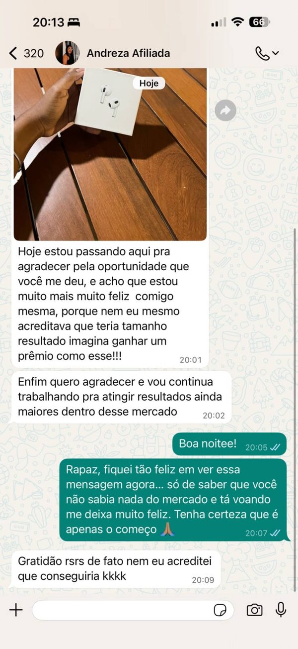 Print do WhatsApp: Andreza, afiliada, mostra os AirPods que ganhou de premiação e agradece a oportunidade; o Helian responde feliz com o resultado.